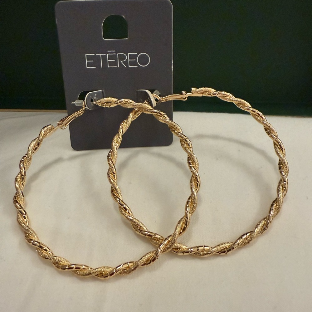 ⭐️NEW ETEREO Gold Tone Twisted Hoop Earrings